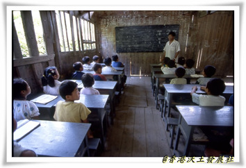 支 援 中 國 貧 困 農 村 的 醫 療 和 教 育 發 展